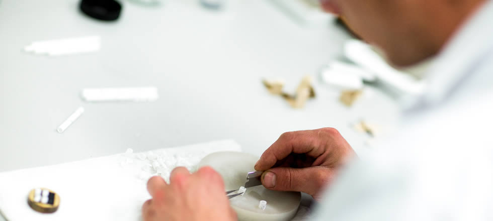 Hero Image Employee working in a laboratorium